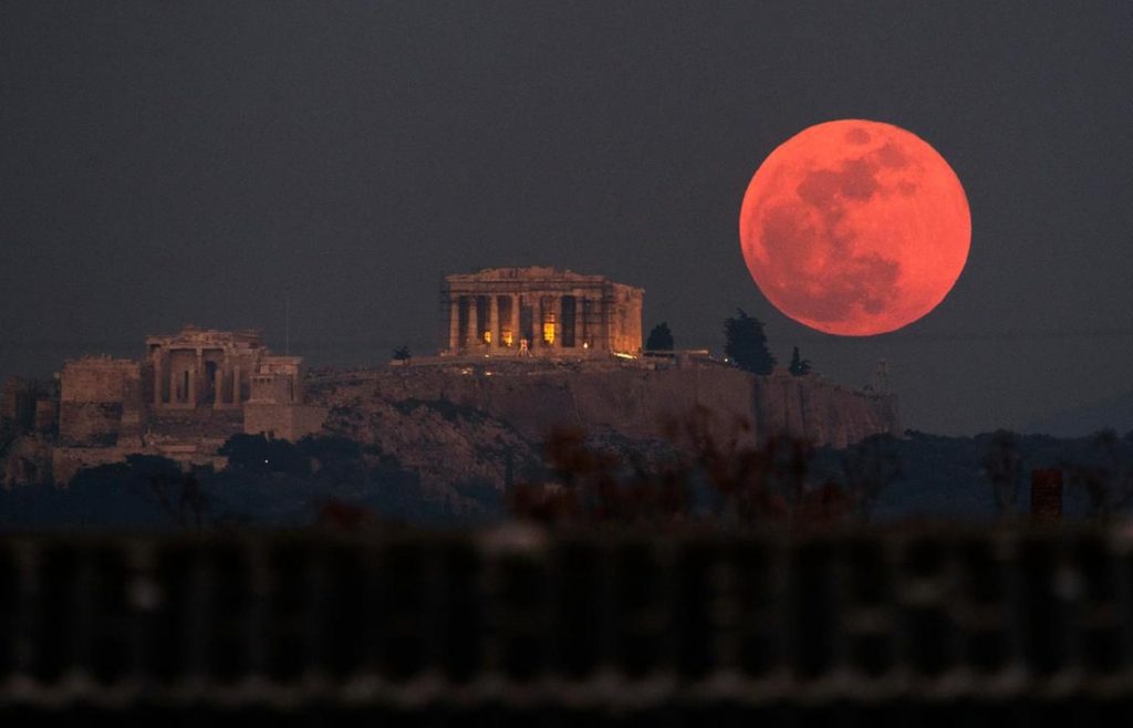 Photographer Captured The Rare “Super Blue Blood Moon” Pictures And They Look Incredible