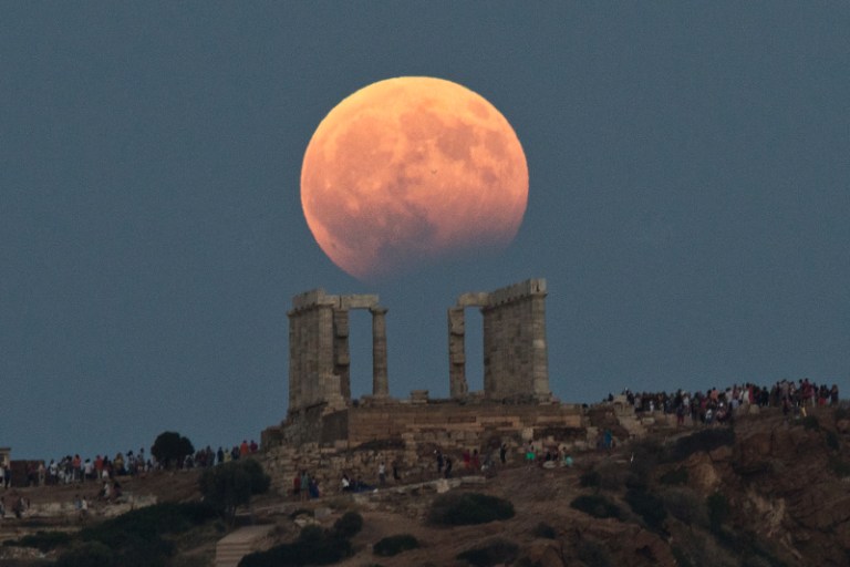 Photographer Captured The Rare Super Blue Blood Moon Pictures And They Look Incredible